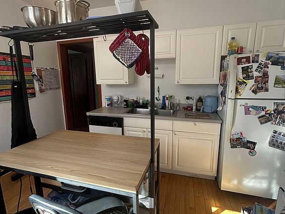 3rd image of 1931 W Larchmont Ave #3