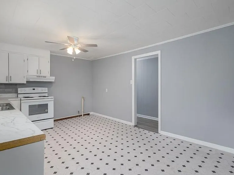 1228 Irving Ave — Photo 9