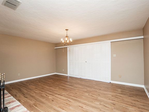 5th image of 909 Towne Lake Dr