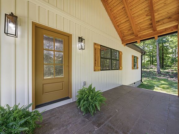 3rd image of 700 Hillcrest Rd