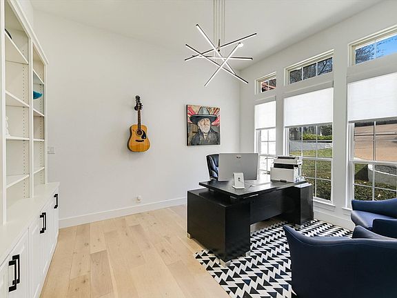 3rd image of 32 Wingreen Loop