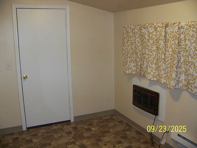 280 W B St — Photo 7