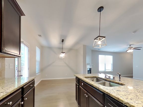 4th image of 321 Lossie Ln