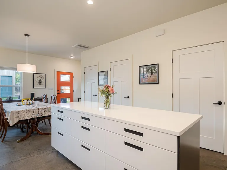 825 N 6th St W — Photo 12