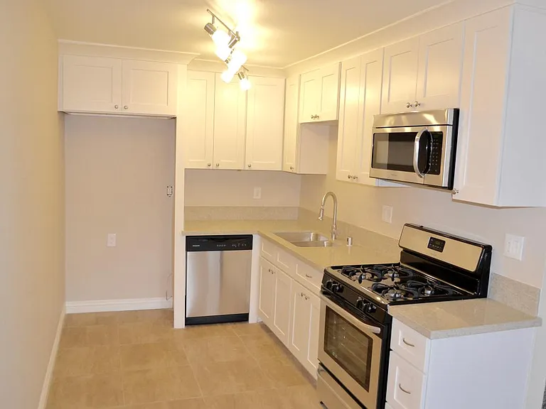 15551 Boleyn Cir #B — Photo 11