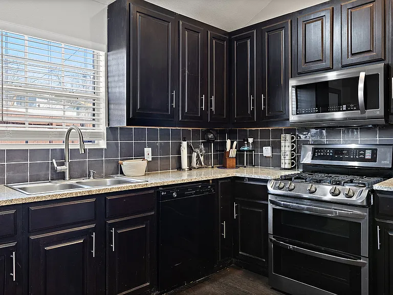 1047 Eldorado Ave — Photo 22