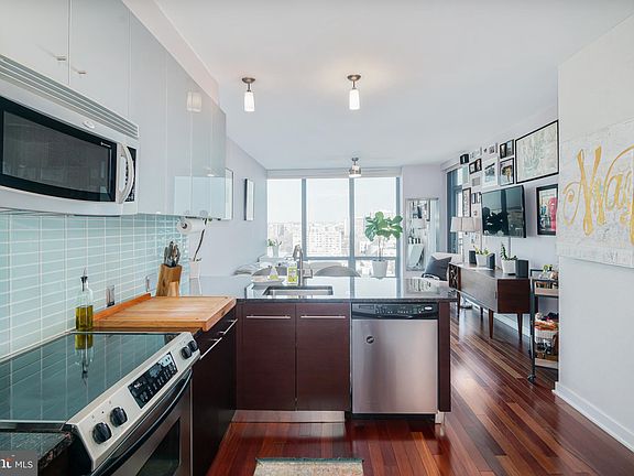 4th image of 2101 Market St Unit 1708
