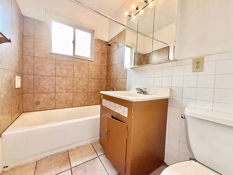225 Elmwood Dr — Photo 9