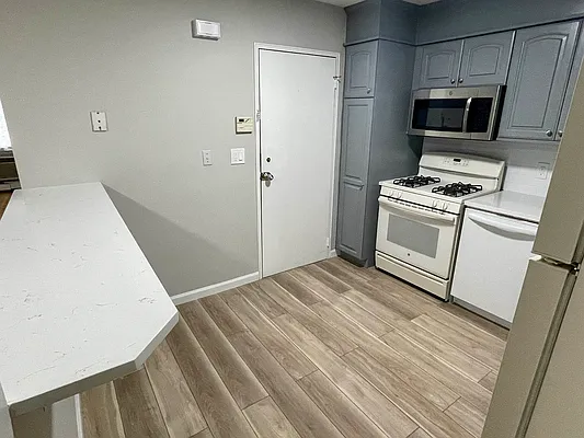 Rented by Amorelli Realty | media 18