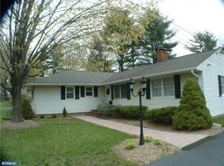 6 Woodhampton Dr, Ewing, NJ 08638