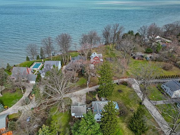 3rd image of 27180 Edgecliff Dr