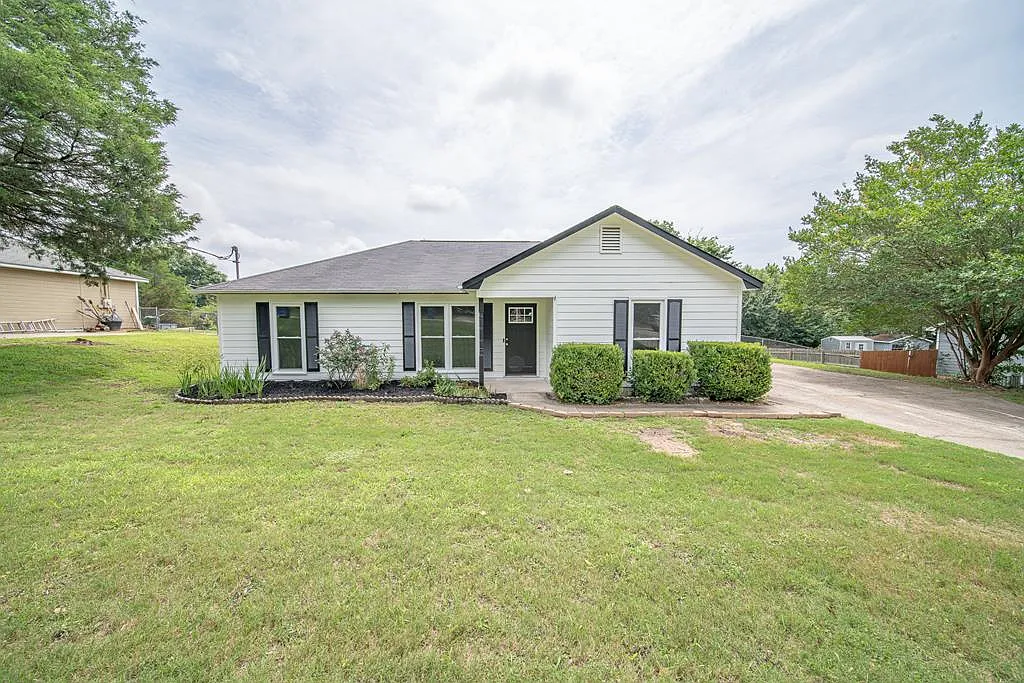 3 bed, 2.0 bath, 1307 sqft, $1,650 — Photo 1