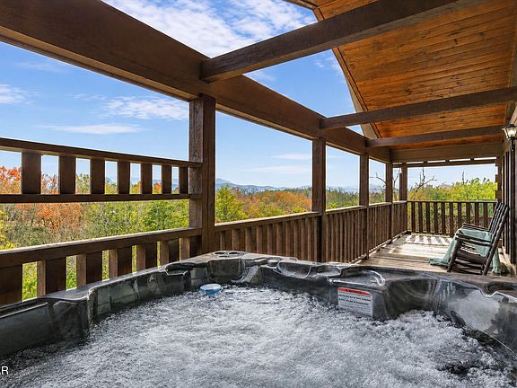 3rd image of 2016 Oakmont Dr