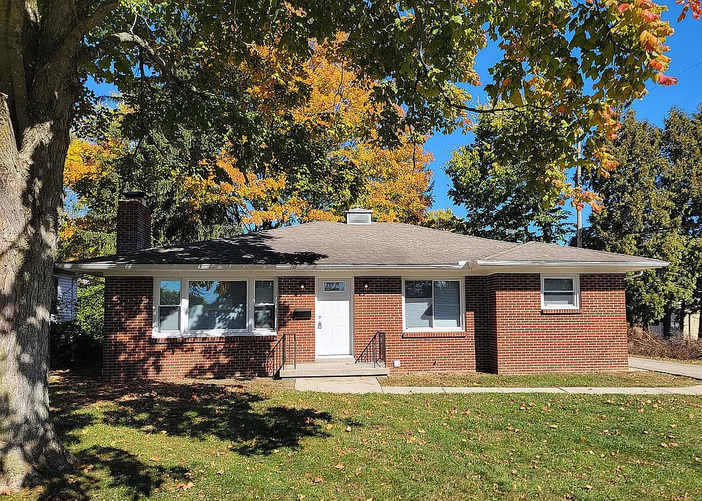 230 W Singer St photo 1