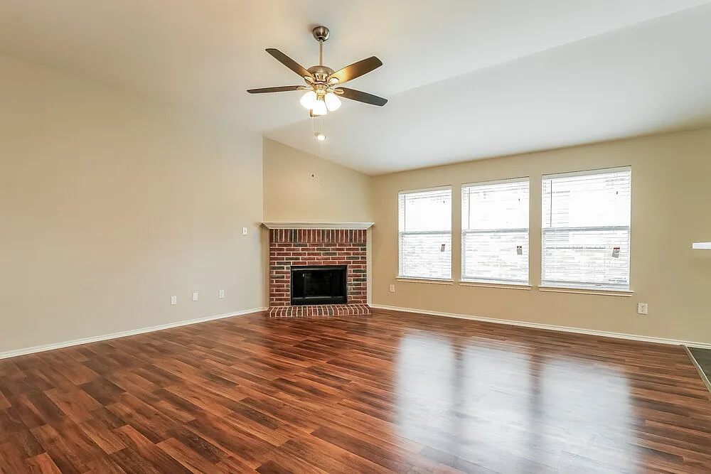 3 bed, 2.0 bath, 1605 sqft, $2,080 — Photo 2