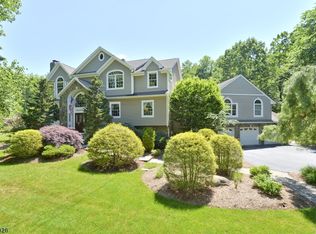 28 Tanglewood Hollow Rd, Upper Saddle River, NJ 07458