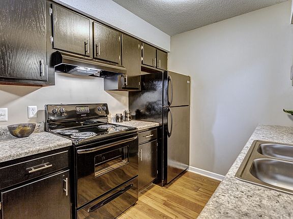3rd image of 701 Chestnut Oak Dr
