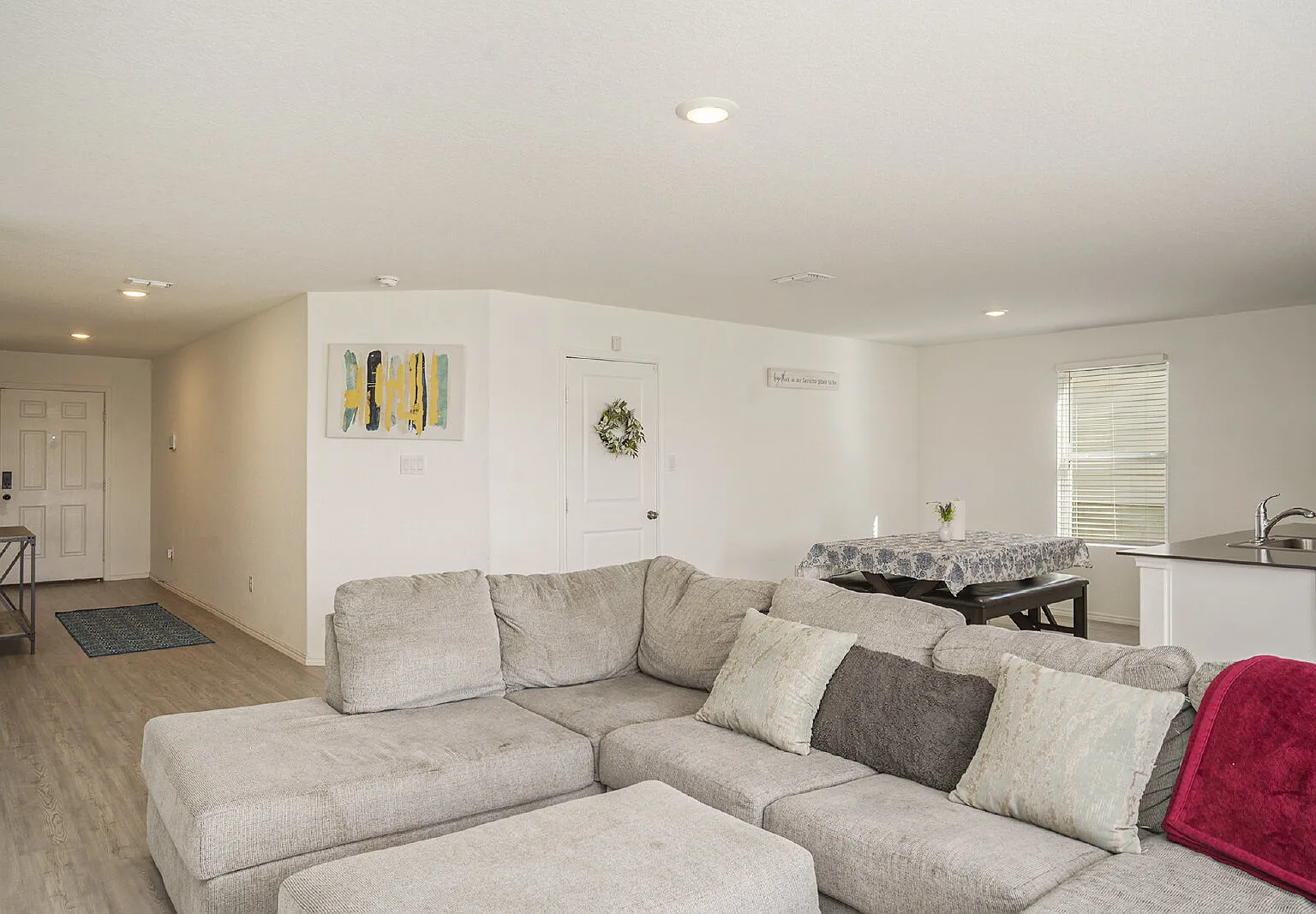 4 bed, 2.5 bath, 1950 sqft, $1,950 — Photo 4