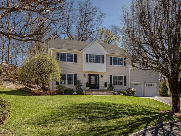 35 Candlewood Court, Briarcliff Manor, NY 10510