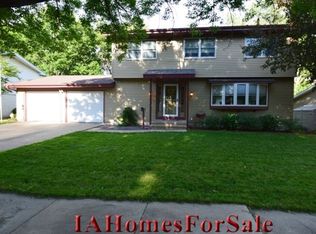 119 Meadowlark Ln NW, Cedar Rapids, IA 52405