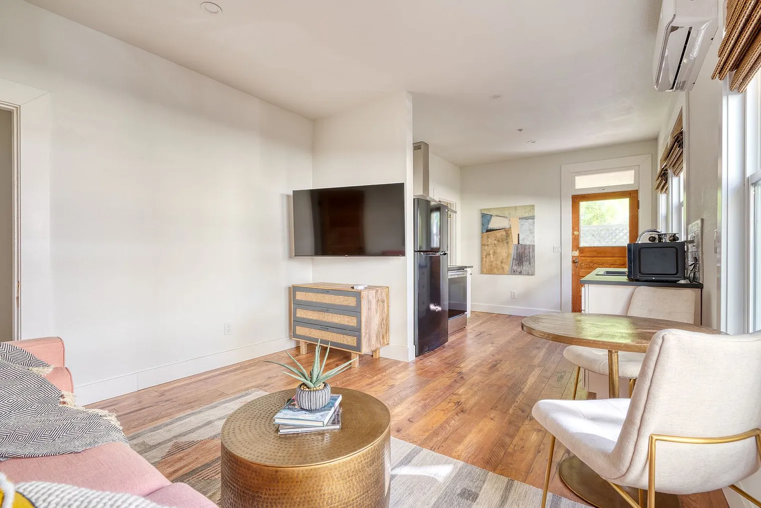 1 bed, 1.0 bath, 592 sqft, $3,019 — Photo 2