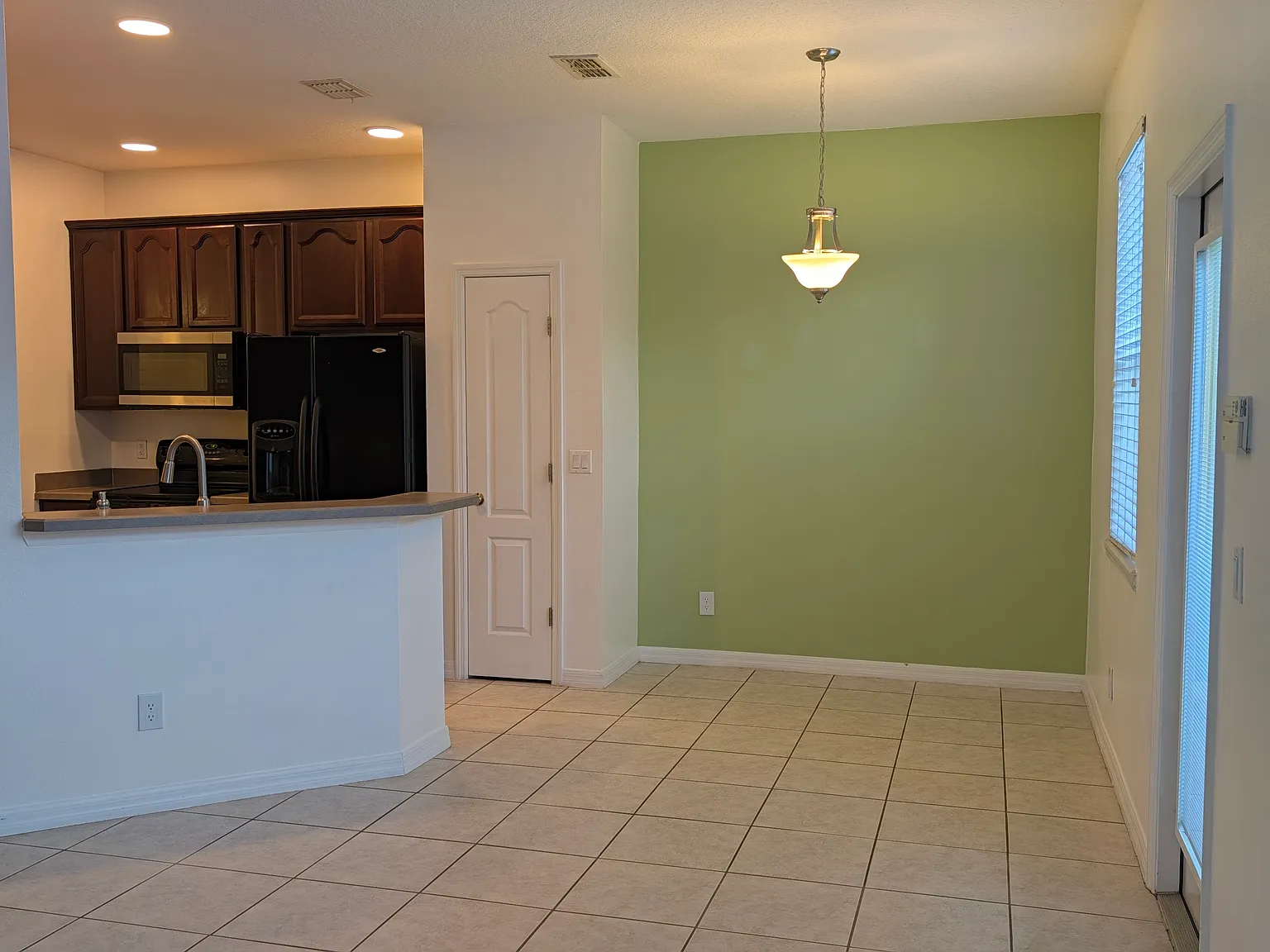 2 bed, 2.5 bath, 1324 sqft, $2,100 — Photo 3