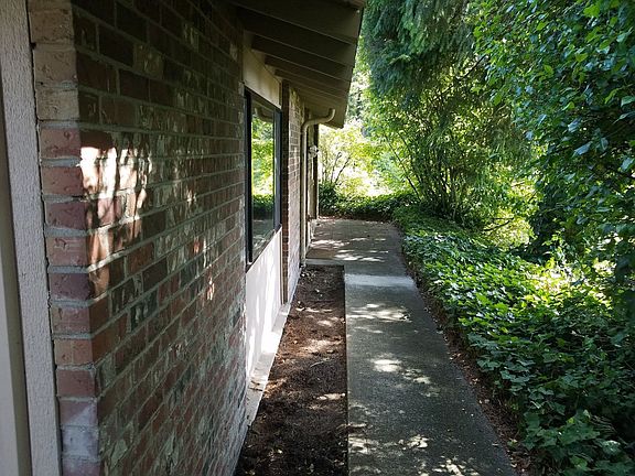 2nd image of 2812 Garden Ct APT A