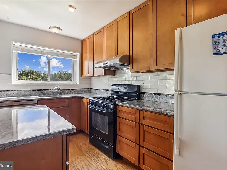10631 Montrose Ave #M-202 — Photo 15