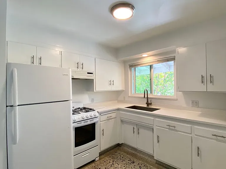 216 N Milpas St — Photo 6