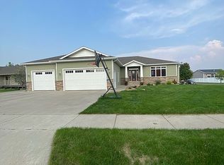 5301 Mellowsun Dr, Bismarck, ND 58503