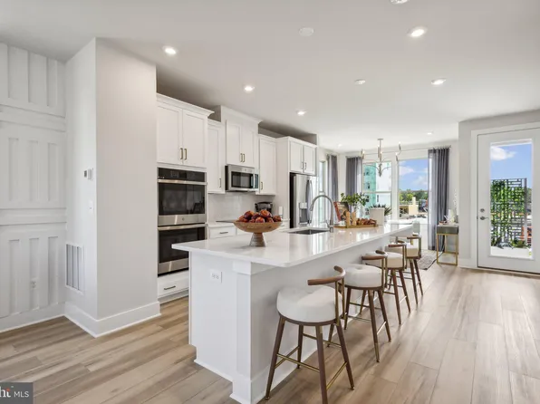 2103 Acadia Rd, Herndon, VA 20170