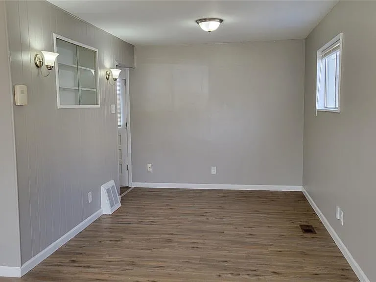 227 Meadowcrest Dr — Photo 3