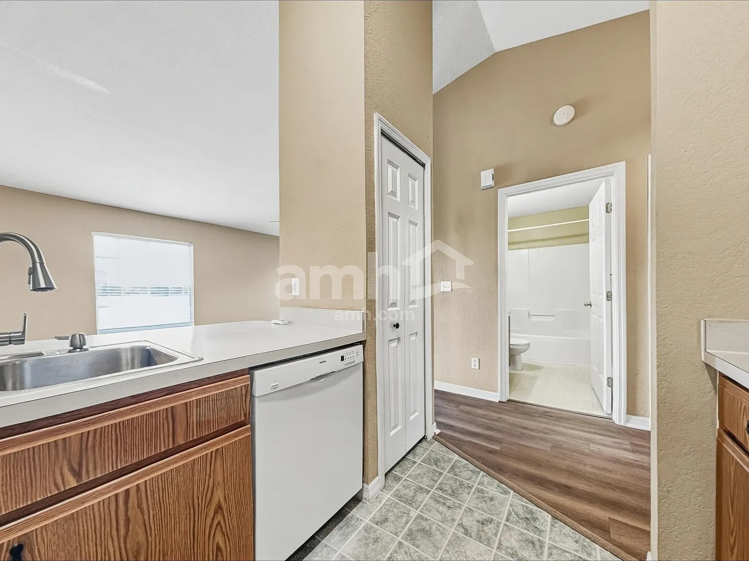 3 bed, 2.0 bath, 1272 sqft, $2,070 — Photo 3