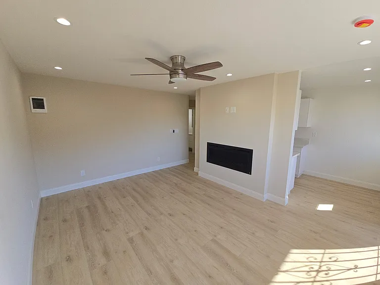 730 E 17th St #7 — Photo 26