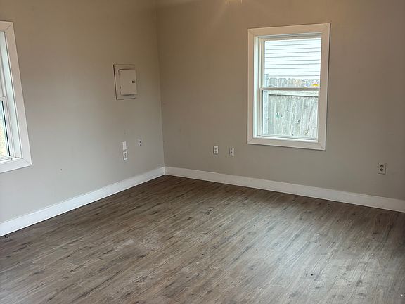 5th image of 422 E Avenue F
