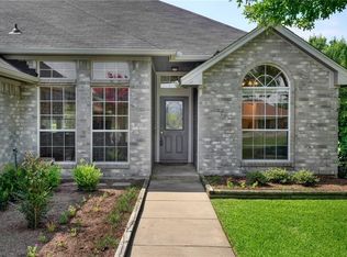 912 Glengarden St, Krum, TX 76249