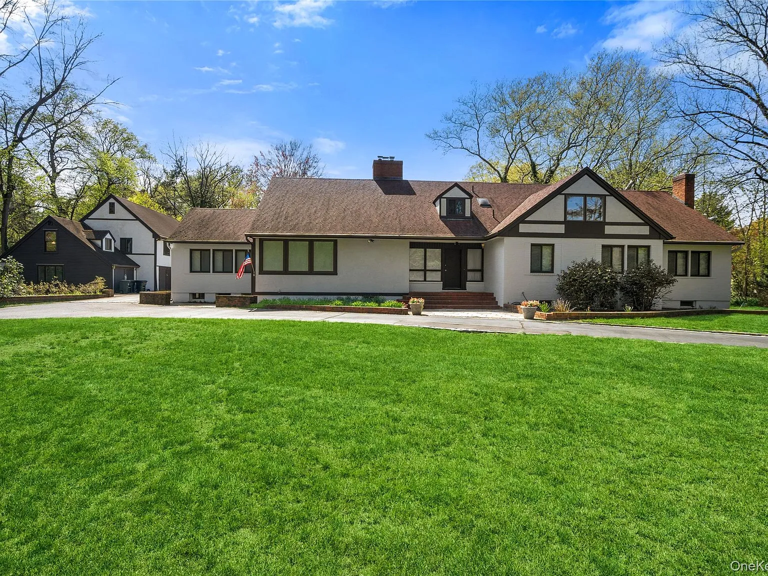 7 bed, 4.5 bath, 5500 sqft, $12,500 — Photo 1