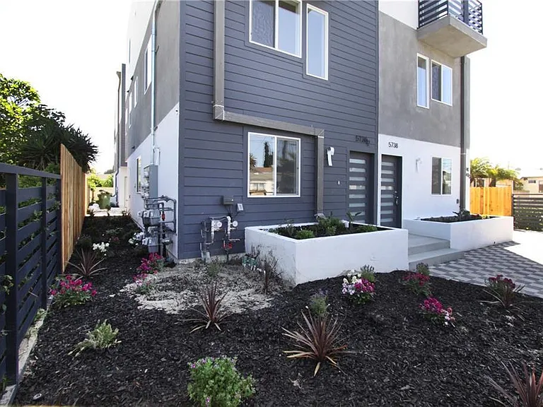 5738 Case Ave — Photo 2
