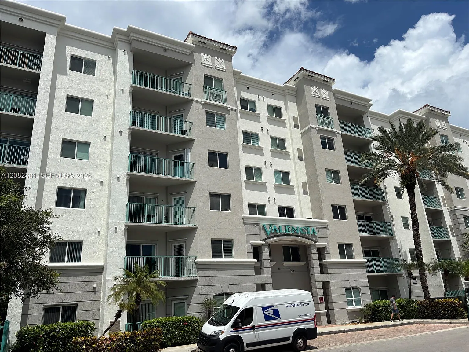 Valencia Condo — Photo 1