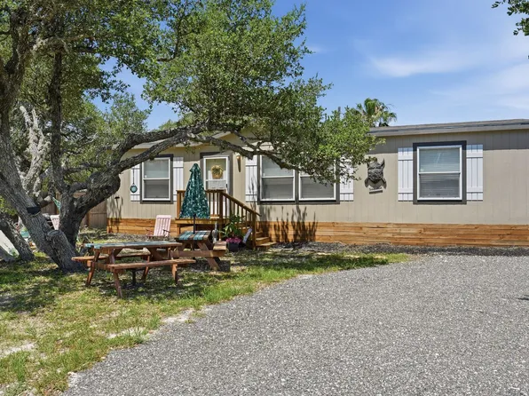 867 Rowe St, Rockport, TX 78382
