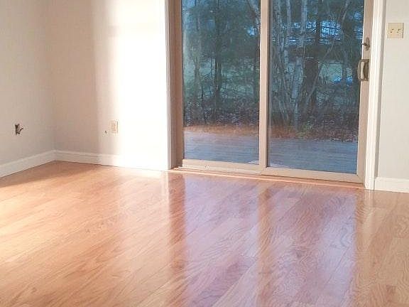 Oak hardwood floors, slider to deck. 