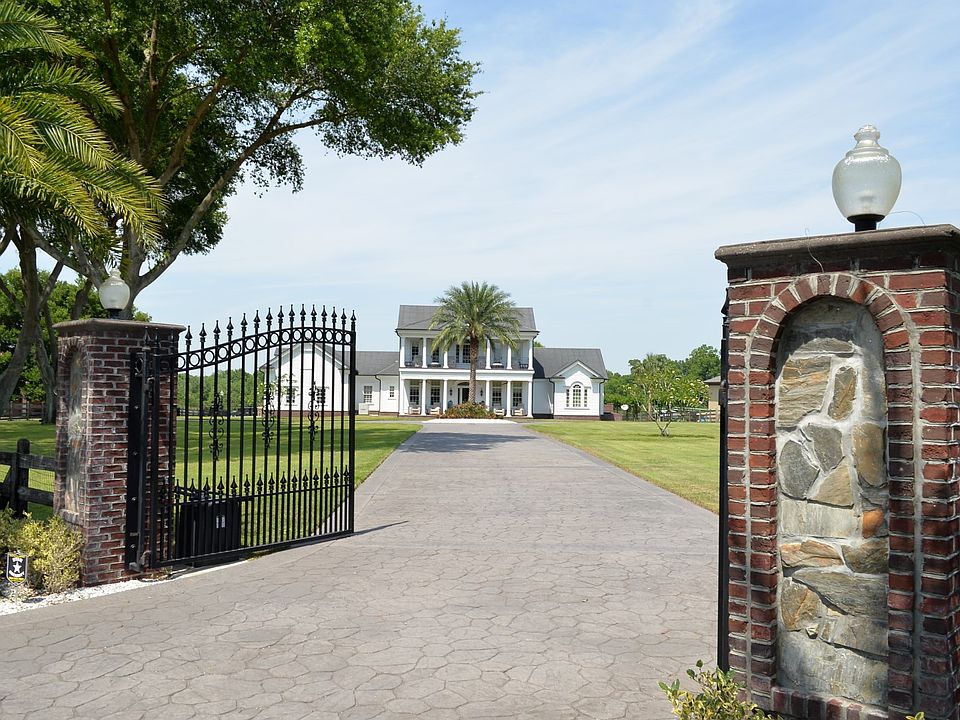 Private Gated Entry & Drive