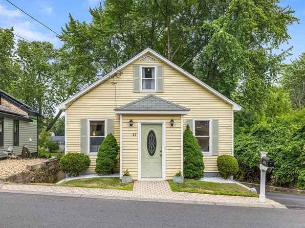 47 Camden St, Dracut, MA 01826