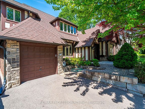 5th image of 376 Prince Edward Dr N