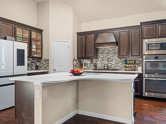 3rd image of 920 Goldenmist Dr