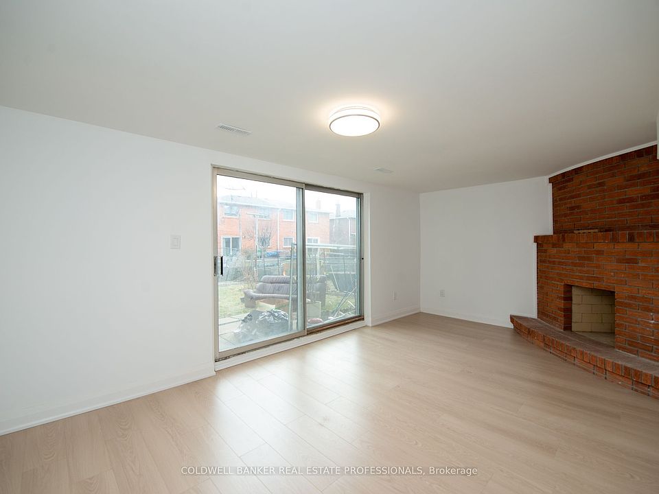 1st image of 8 Nootka Cres
