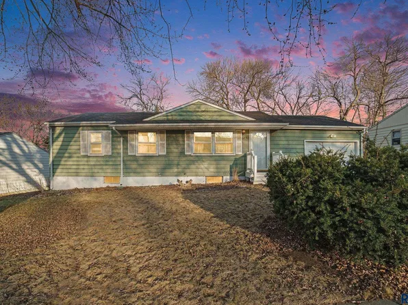 1421 S Point Dr, Sioux Falls, SD 57103
