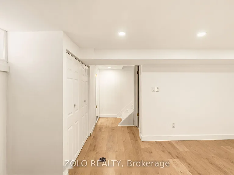 392 Piccadilly Ave N — Photo 35