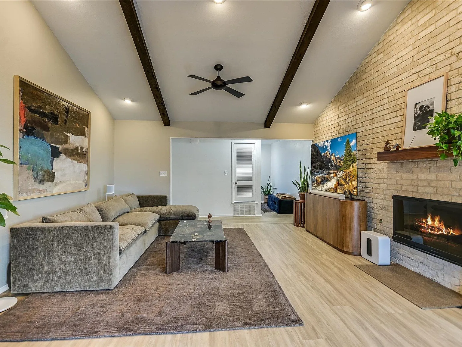 3 bed, 2.0 bath, 1485 sqft, $3,300 — Photo 3