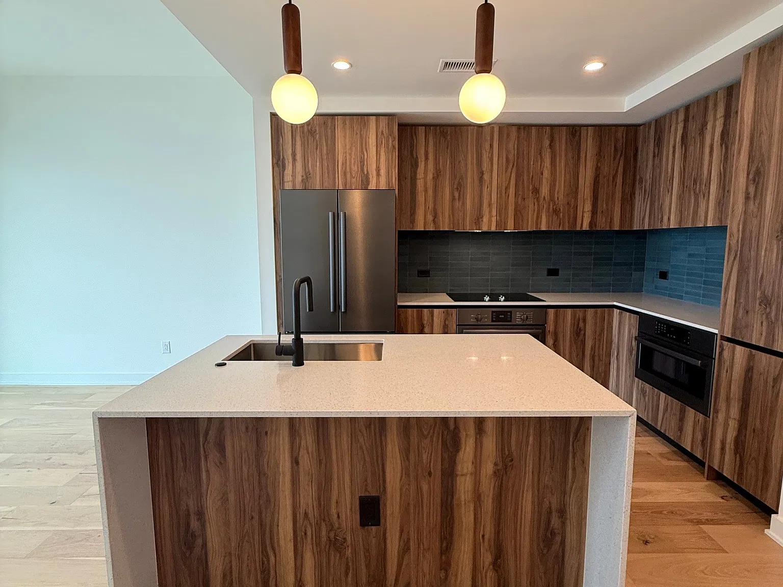 1 bed, 727 sqft, $2,700 — Photo 2